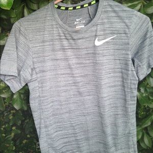 Nike boys gray tee L